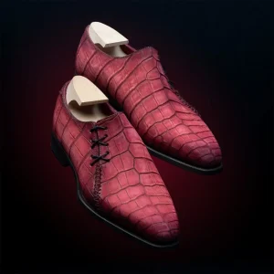 Le Lucas, richelieu à laçage latéral et cuir de crocodile rouge finition mate