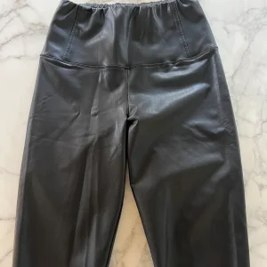 Lucie Gabossi - AllSaints Short simili cuir