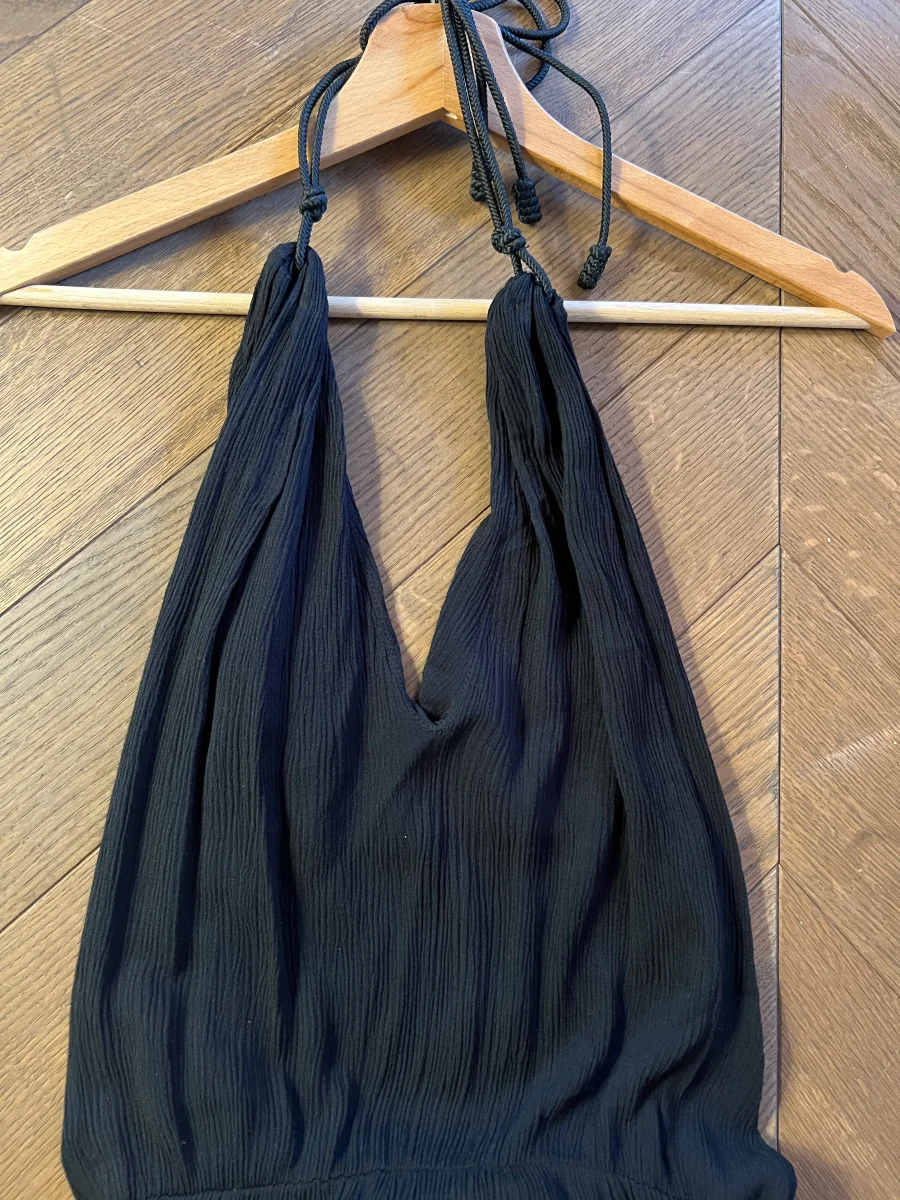 Lucie Gabossi - Vix Paula Hermanny Robe noire – Image 5