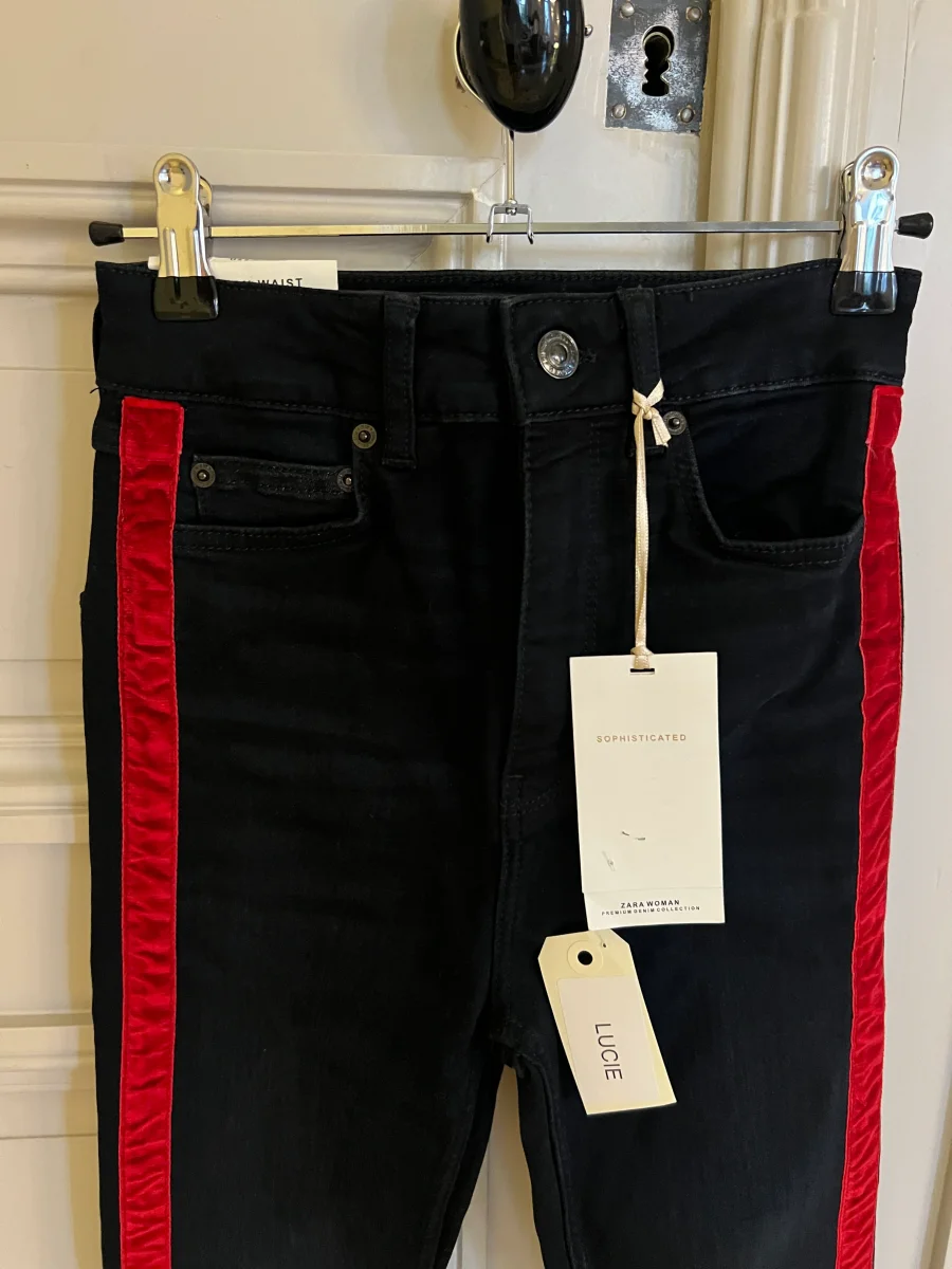 Lucie Gabossi - Zara Pantalon Neuf bande velours rouge – Image 3