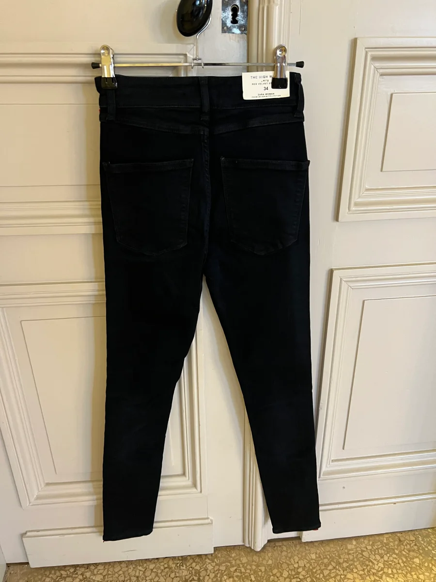 Lucie Gabossi - Zara Pantalon Neuf bande velours rouge – Image 4