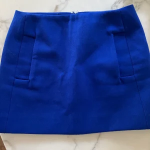 Jupe Maje courte bleu électrique