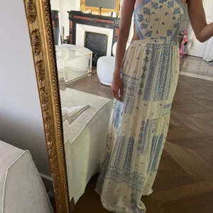 Robe longue Ba&sh ecrue motifs bleus