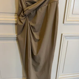 Lucie Gabossi - Skims Jupe longue drapee moulante beige