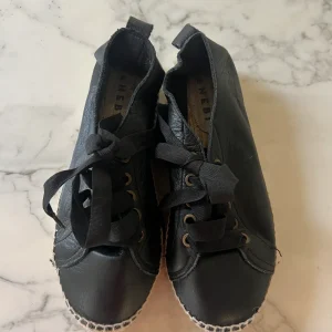 Lucie Gabossi - Manebi Espadrilles Suede Lace-Up noires