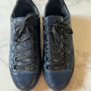 Lucie Gabossi - Balenciaga - Baskets Arena bleu marine P.39