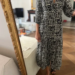 Robe Ba&sh longue blanche et noire à boutons