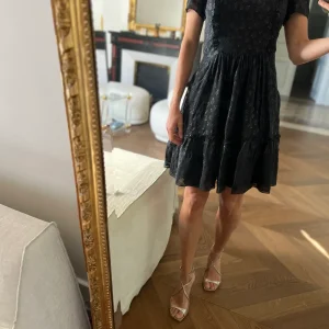 Robe Claudie Pierlot en soie noire irisée