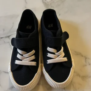 Jade Leboeuf - Baskets enfant H&M bleu marine