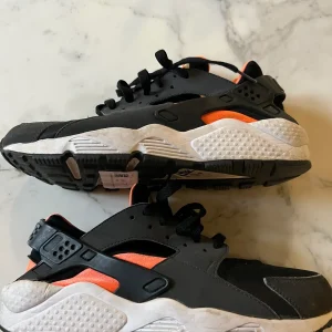 Lucie Gabossi - Nike Sneakers noir et orange Pointure 42