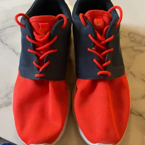 Lucie Gabossi - Nike Baskets gris et rose fluo T.40