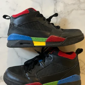 Lucie Gabossi - Jordan Baskets montantes noir et rouge Pointure 40,5