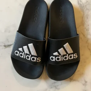 Lucie Gabossi - Claquettes enfant Adidas noires T.37
