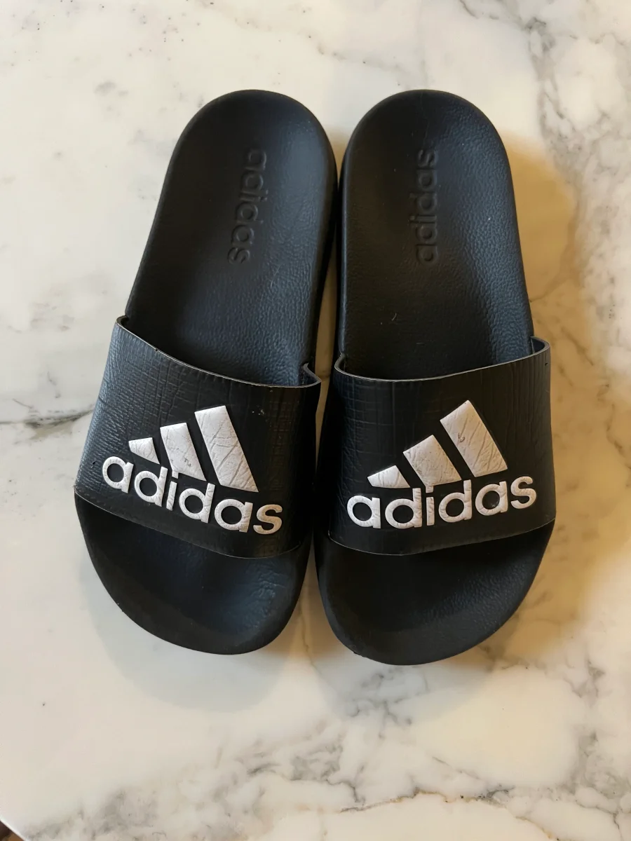 Lucie Gabossi - Claquettes enfant Adidas noires T.37