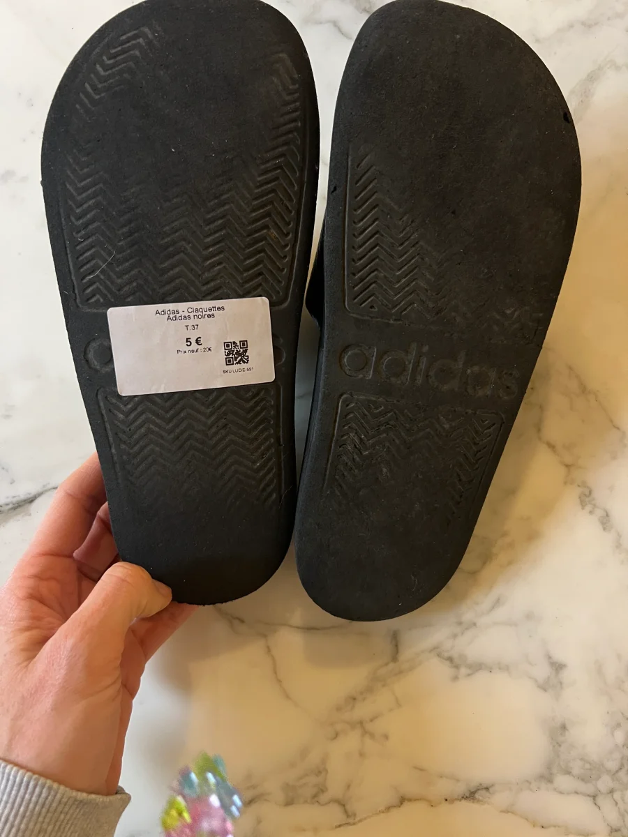 Lucie Gabossi - Claquettes enfant Adidas noires T.37 – Image 3