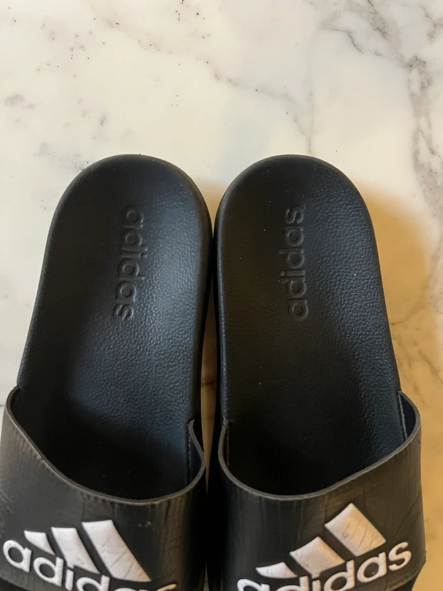 Lucie Gabossi - Claquettes enfant Adidas noires T.37 – Image 4