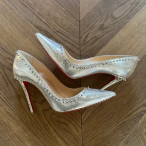 Escarpins Christian Louboutin à clous argentés