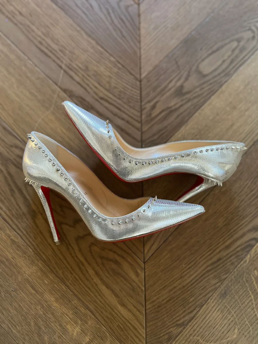 Escarpins Christian Louboutin à clous argentés