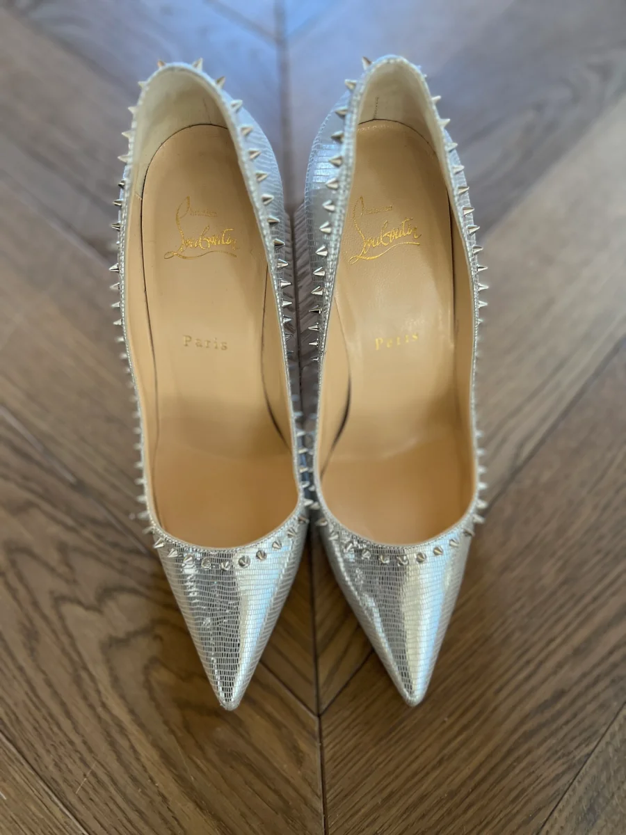 Escarpins Christian Louboutin à clous argentés – Image 3