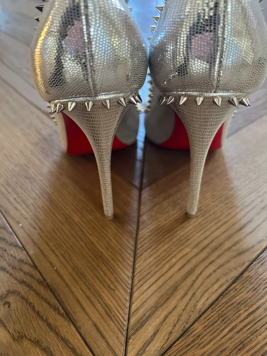 Escarpins Christian Louboutin à clous argentés – Image 5
