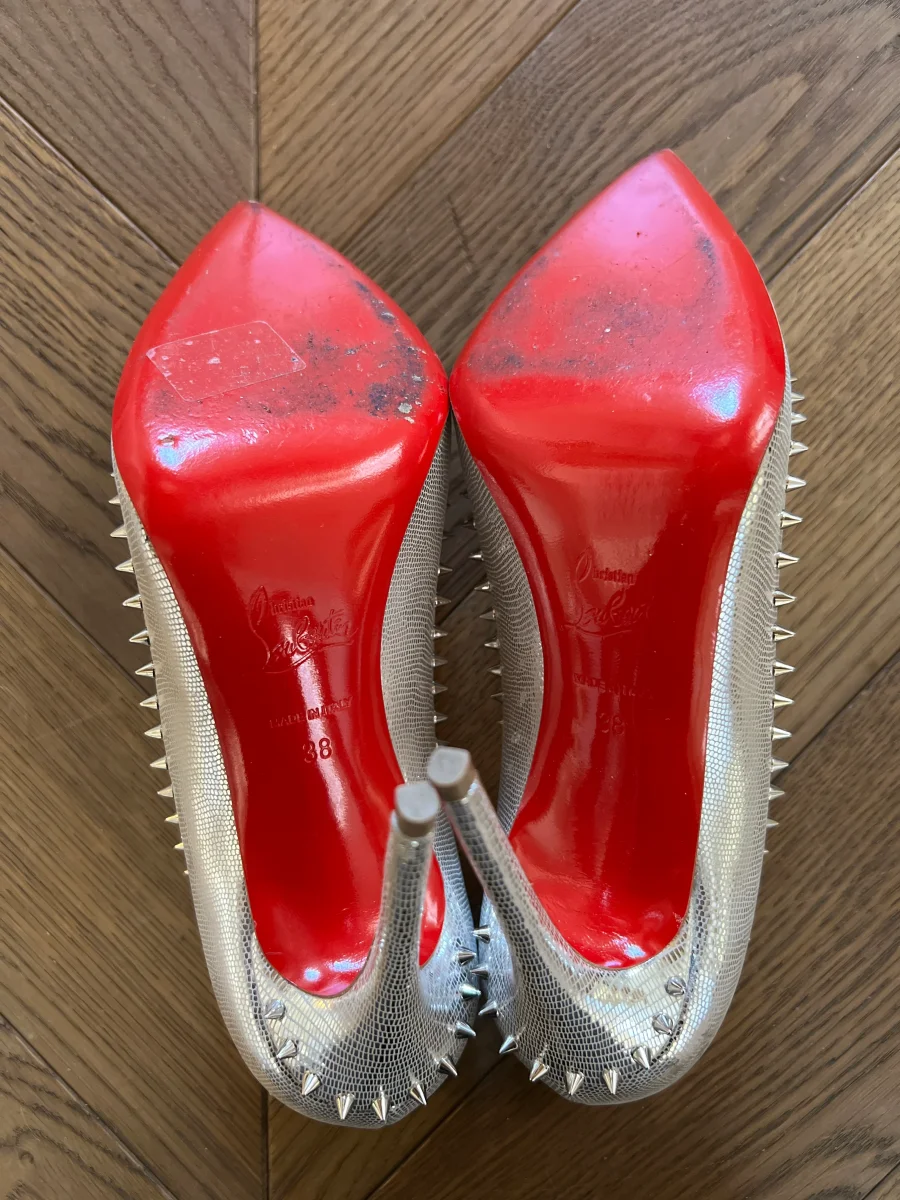 Escarpins Christian Louboutin à clous argentés – Image 6
