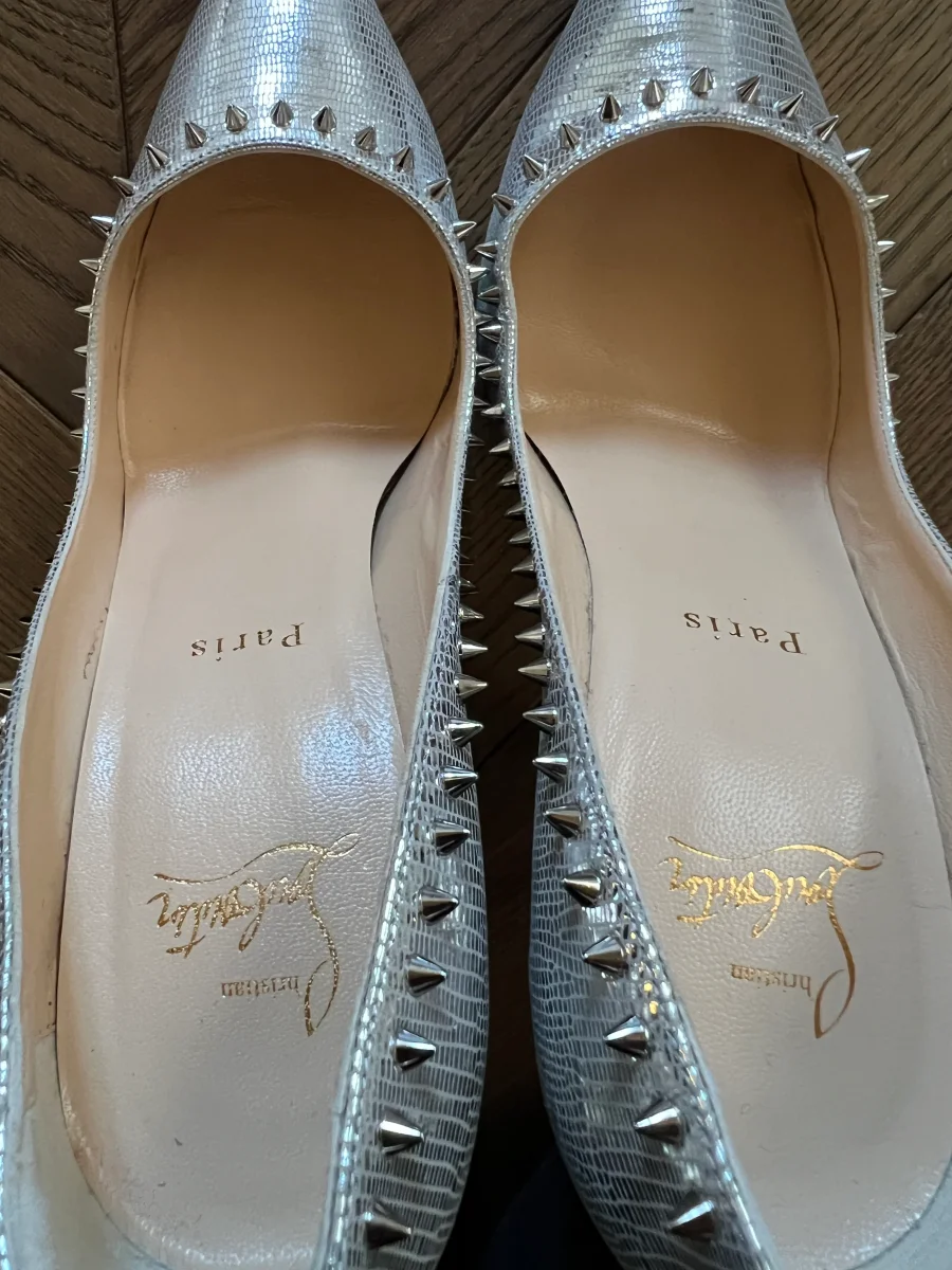 Escarpins Christian Louboutin à clous argentés – Image 7
