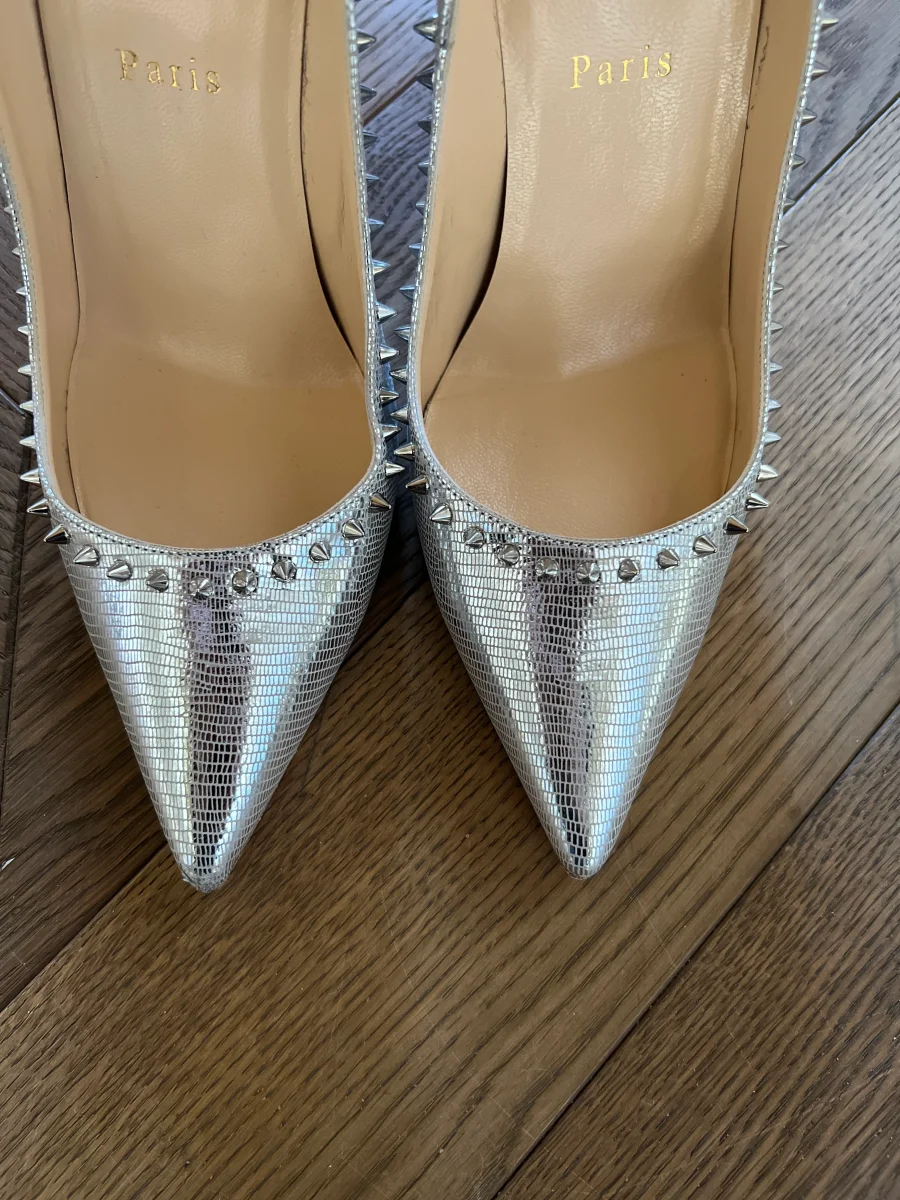 Escarpins Christian Louboutin à clous argentés – Image 9