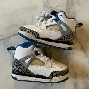 Lucie Gabossi - Nike Baskets Jordan blanches montantes T.19,5