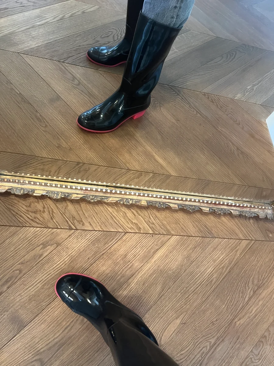 Bottes de pluie Chanel noir et rose – Image 5