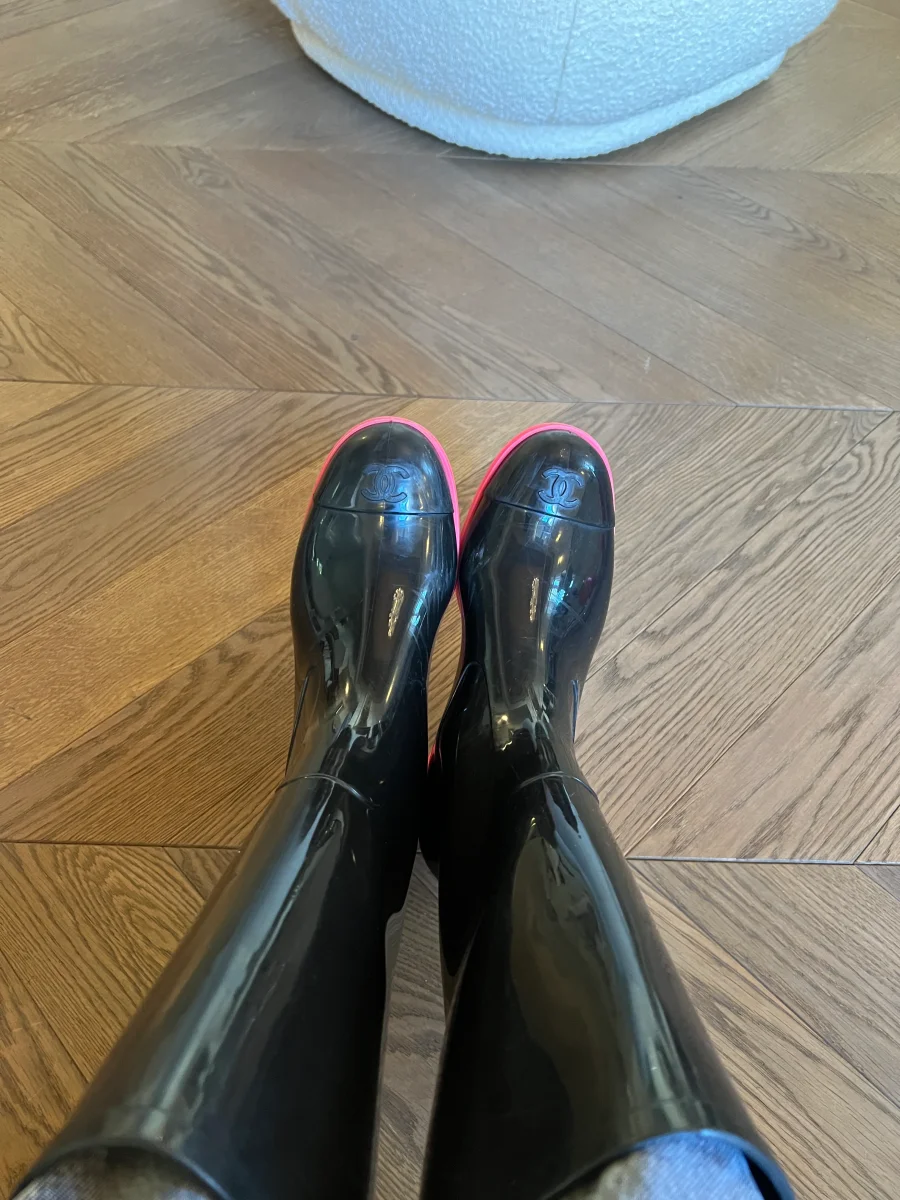Bottes de pluie Chanel noir et rose – Image 6