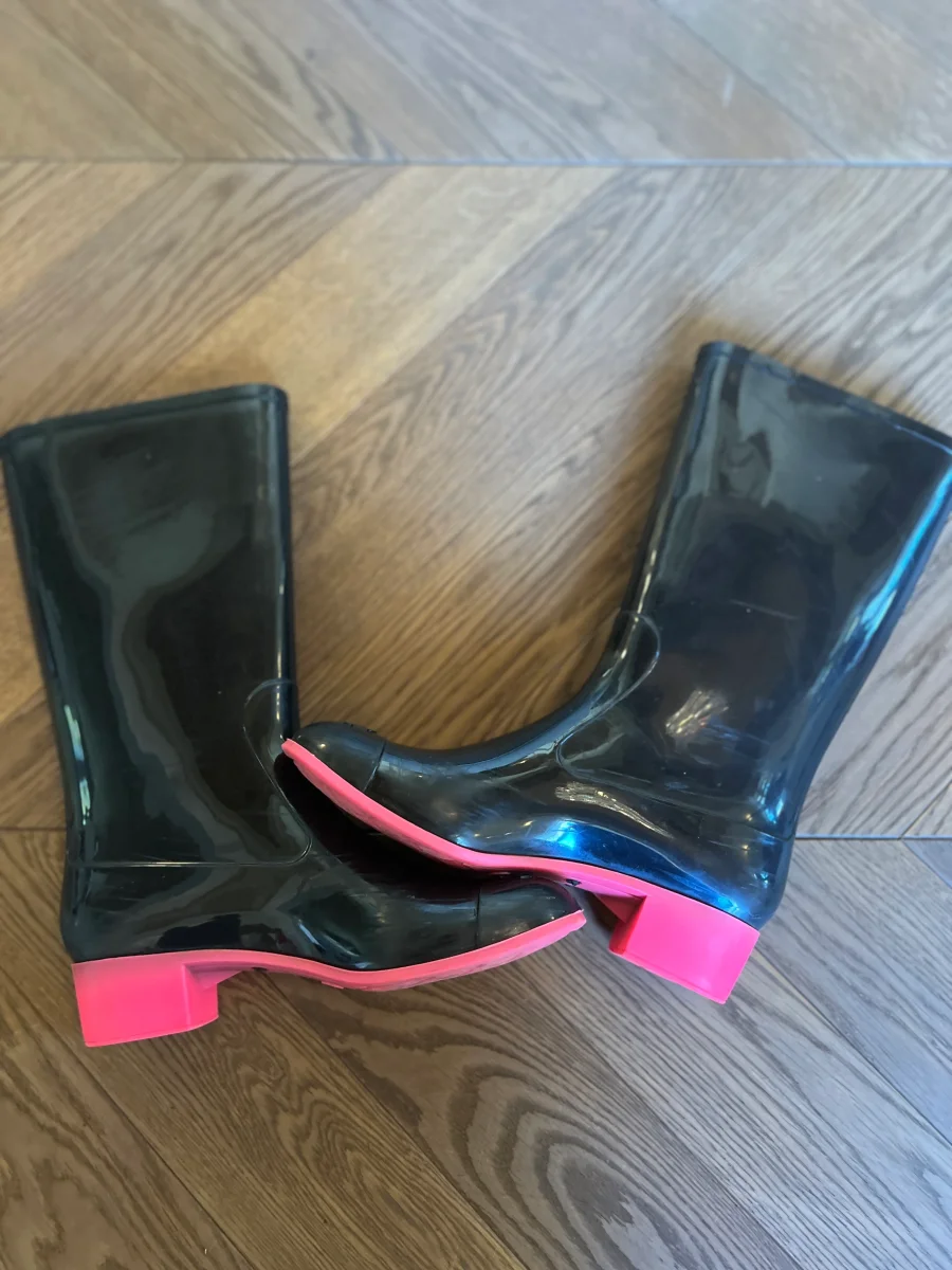 Bottes de pluie Chanel noir et rose – Image 7