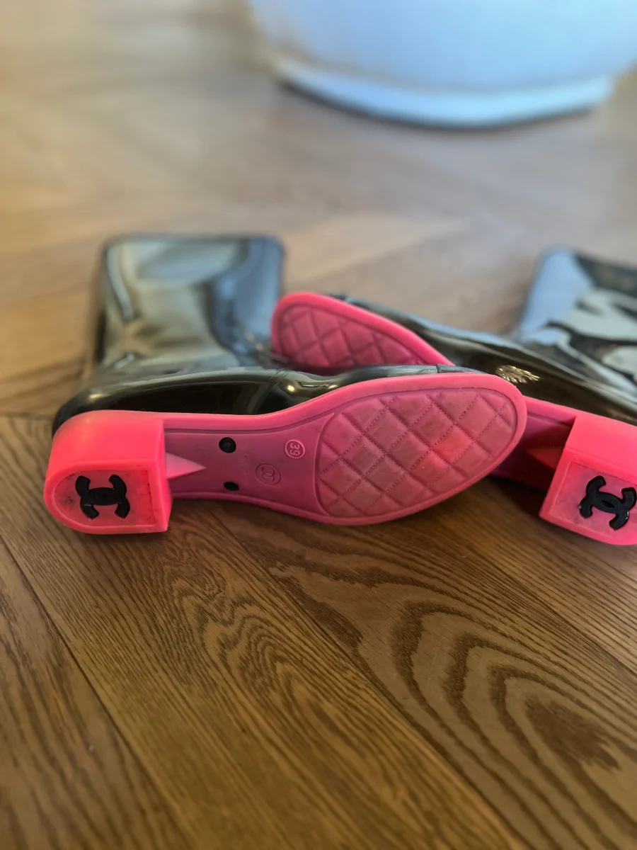 Bottes de pluie Chanel noir et rose – Image 9