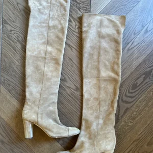 Cuissardes Chanel beige en daim