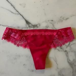 Lucie Gabossi - Simone Pérèle String fushia T1