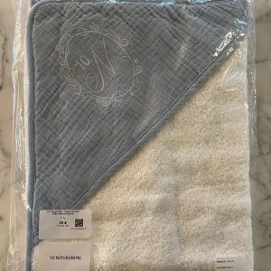 10 Novembre - 10 Novembre - Cape de bain bleu Neuve Sacha T.U