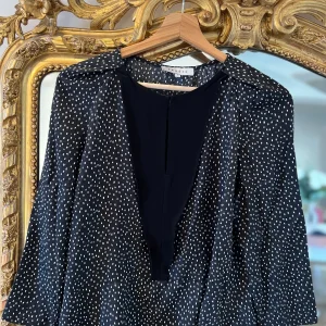 Blouse Sandro noir à motifs blancs
