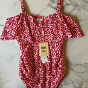 Tajine Banane  -  Maillot de bain rouge à fleurs blanches T.M