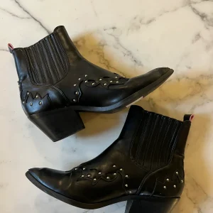 Jade Leboeuf -Vanessa Wu Bottines noires à clous T.38