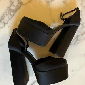 Jade Leboeuf - Mango Sandales à talons noires