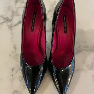 Jade Leboeuf -Zara Escarpins vernis interieur rose T.39