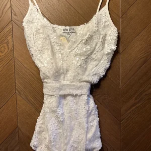 Lucie Gabossi - Sabo Luxe Combishort blanche de soirée à papilles