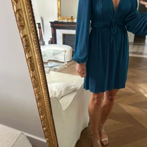 Marine Lorphelin Robe Zara bleu plissée