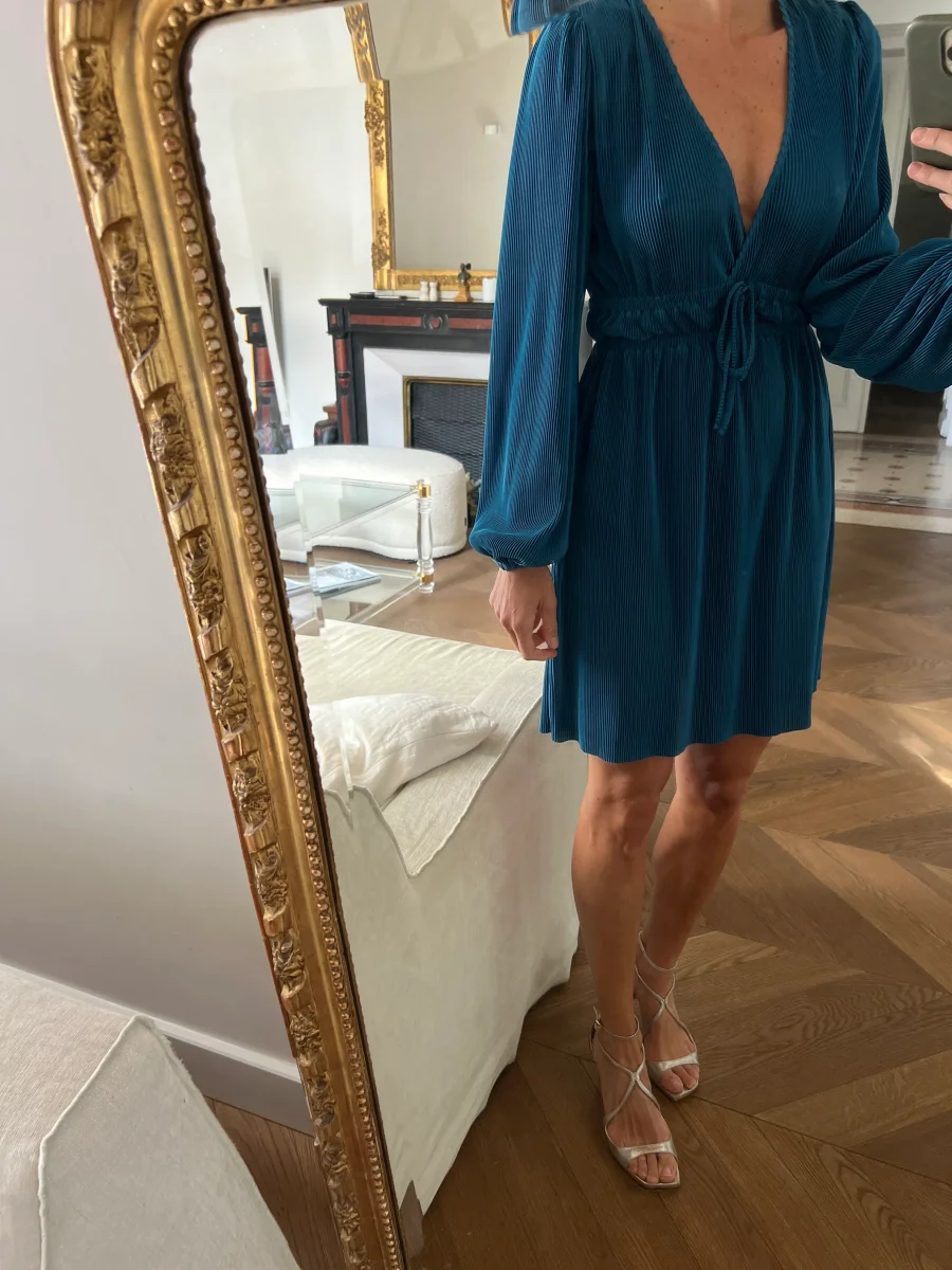 Marine Lorphelin Robe Zara bleu plissée – Image 2