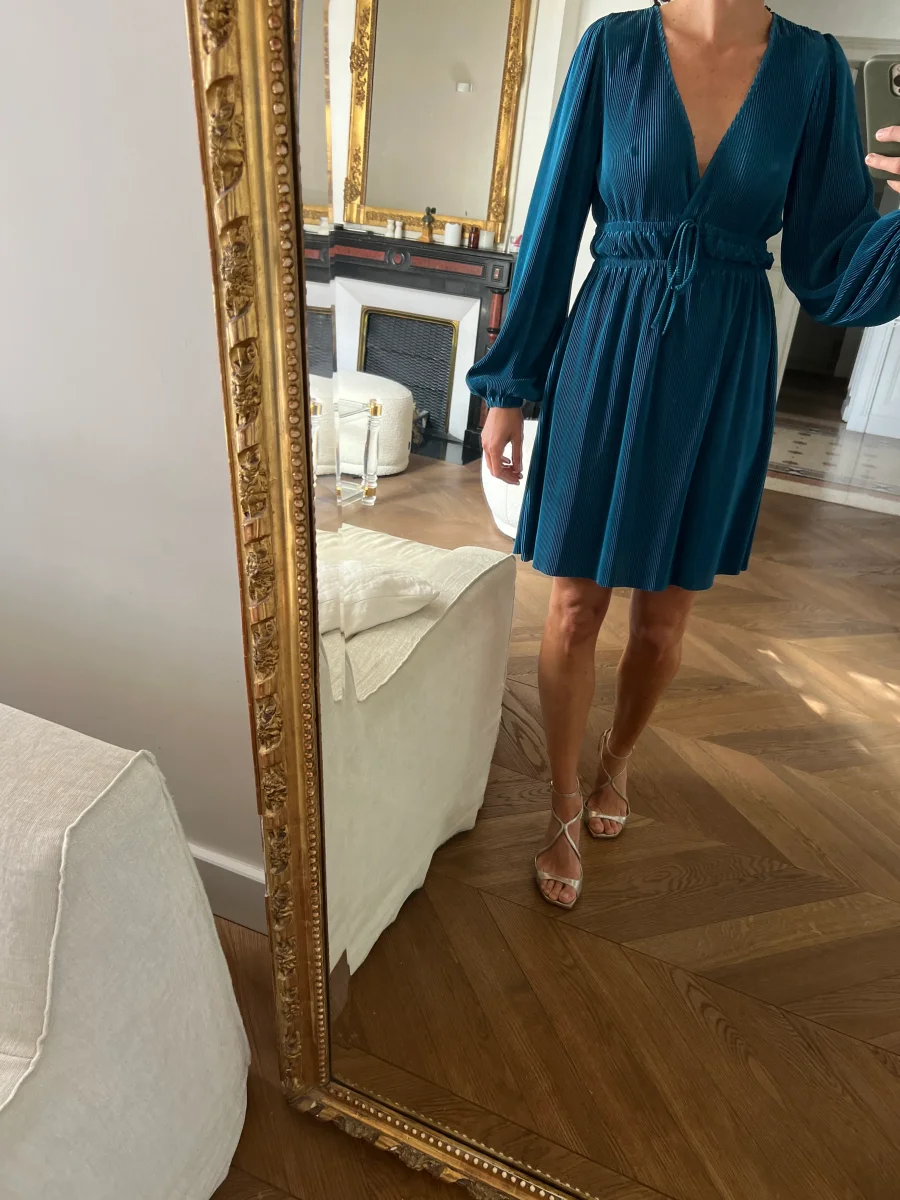 Marine Lorphelin Robe Zara bleu plissée – Image 4