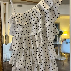 Larmoiredesoso - Clubl London Robe blanche à pois Neuve T.36