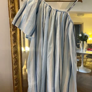 Marieandmood - Claudie Pierlot Robe large à rayures bleu T.36