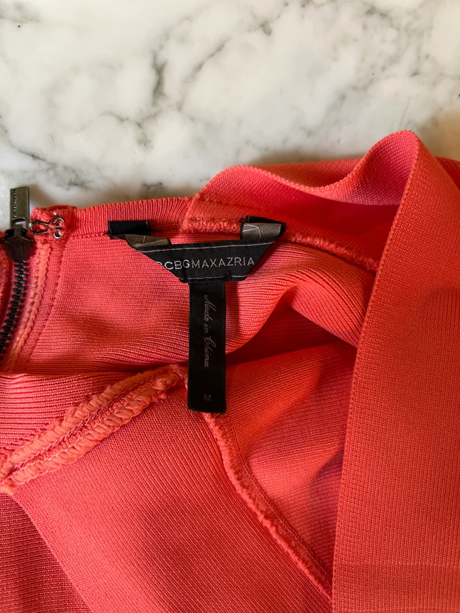 Marine Lorphelin Robe BCBG Maxazria corail – Image 8