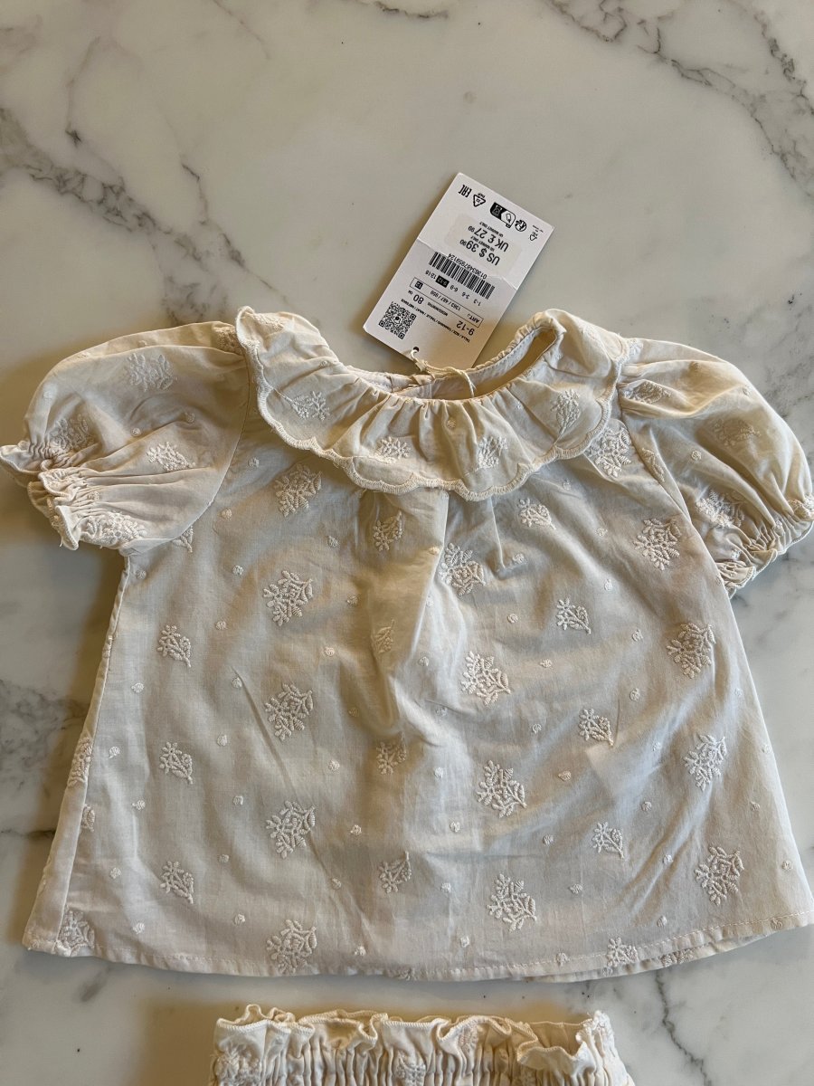 Zara - Ensemble Blouse et shorty ecrue avec col Neuf T.9-12 mois – Image 3