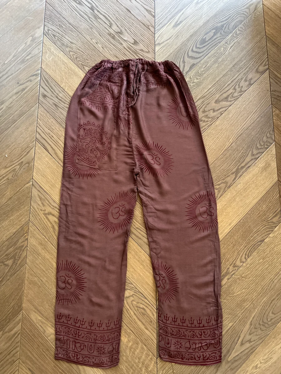 Our Manor- Pantalon fluide et fin marron à motifs – Image 4