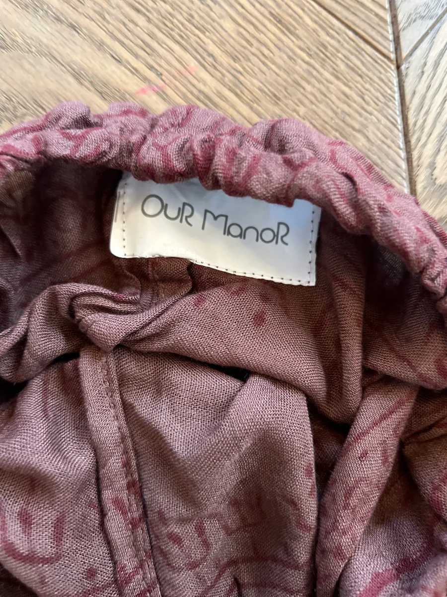 Our Manor- Pantalon fluide et fin marron à motifs – Image 6